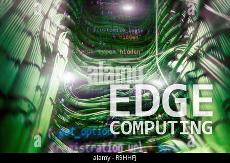 EDGE Computing, Internet und moderne Technologie Konzept auf modernen Serverraum Hintergrund. Stockfoto