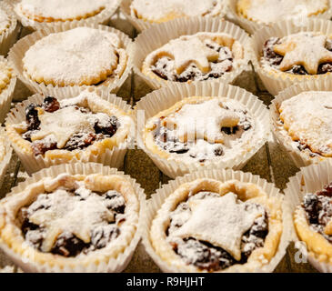 Hausgemachte mince pies sind eine festliche Weihnachten Snack oder Dessert. Stockfoto