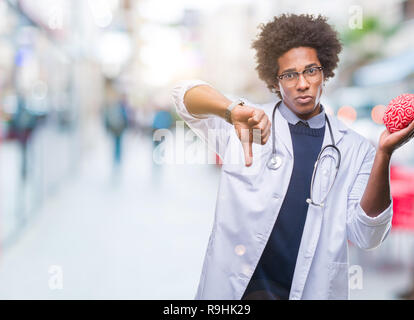 Afro-amerikanische Neurologe Arzt oder Psychologie Mann über isolierte Hintergrund mit Verärgerten Gesicht, negatives Vorzeichen zeigen Abneigung mit Daumen nach unten, Ablehnung Stockfoto
