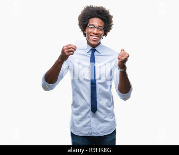 Afro-amerikanische Mann mit Besuch Karte über isolierte Hintergrund schreien stolz und feiern Sieg und Erfolg sehr aufgeregt, jubelnde Emotion Stockfoto