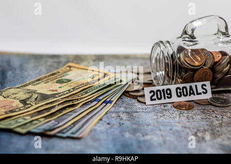 2019 Ziele motivationale Einsparungen Konzept mit Münzen in Glas Glas; Auflösung des neuen Jahres Stockfoto