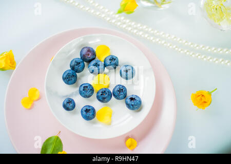 Schöne bluberries - frisches Obst und gesunde Ernährung gestaltete Konzept, elegante Optik Stockfoto