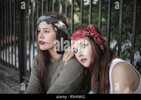 Porträt von zwei Mädchen im Freien. Das Konzept der schwierige Jugendliche, schlechte Schüler. Vertreter der jugendlichen Subkulturen. Stockfoto