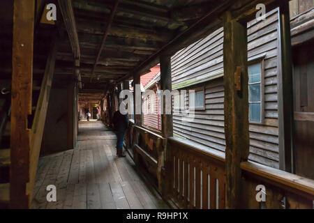 Galerie in der ersten Etage Bellgården, einer alten Gang in Bryggen, Bergen, Hordaland, Norwegen. MODEL RELEASED Stockfoto