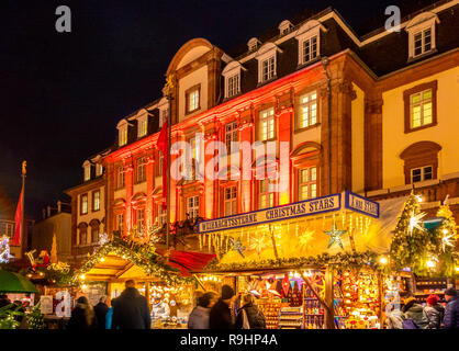 Weihnachtsmarkt auf dem Marktplatz in Heidelberg, Baden-Württemberg, Deutschland, Europa Stockfoto