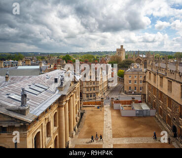 Der Blick von der Kuppel des Sheldonian Theatre, die sich aus der Verschneidung von catte Street und New College line, Hertford Brücke und Glockenturm der neuen Hochschule Stockfoto