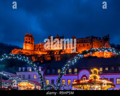 Weihnachtsmarkt am Karlsplatz in der Altstadt von Heidelberg mit Schloss Heidelberg, Heidelberg, Baden-Württemberg, Deutschland, Europa Stockfoto