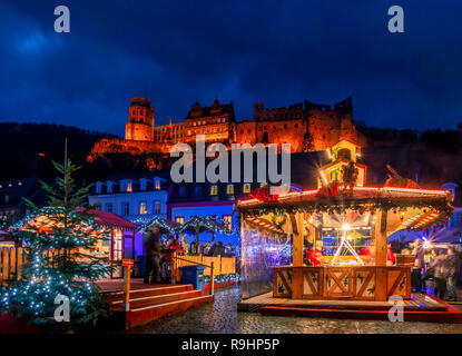 Weihnachtsmarkt am Karlsplatz in der Altstadt von Heidelberg mit Schloss Heidelberg, Heidelberg, Baden-Württemberg, Deutschland, Europa Stockfoto