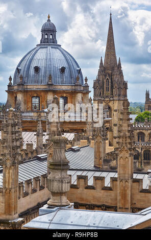 Der Blick auf Radcliffe Camera Dome und der Turm der Kirche St. Maria, der Jungfrau, von der Kuppel des Sheldonian Theatre. Der Oxford University. E Stockfoto