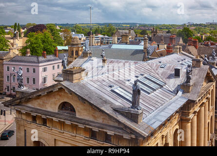 Der Blick von der Kuppel des Sheldonian Theatre auf dem Dach des Clarendon Gebäude mit den neun führen Statuen der Musen auf dem Dach. Der Oxford University. O Stockfoto