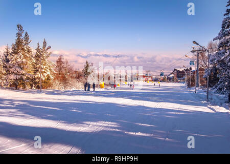 Bansko, Bulgarien - Januar 22, 2018: Winter Skigebiet Bansko mit Skipiste, Kabinen, Menschen und Berge Stockfoto