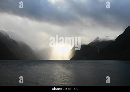 Dramatische Himmel über Hjørundfjord, Møre og Romsdal, Norwegen Stockfoto