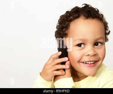 Kleiner Junge mit Handy einen Anruf Stock Foto Stockfoto