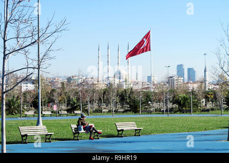 Dezember 08,2018 Istanbul TÜRKEI Un idetified lady Rest bei Eastman Orhangazi City Park. Istanbul, Türkei nimmt Stockfoto