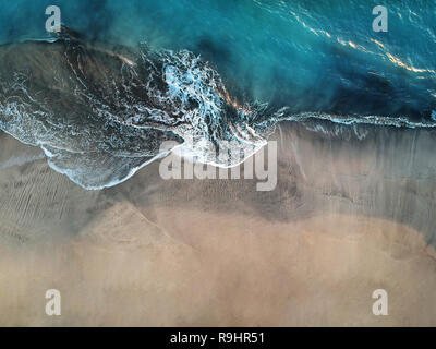 Ansicht von oben Luftbild von Flying drone eines erstaunlichen Meer Landschaft mit türkisfarbenem Wasser mit Kopie Platz für Ihre Werbung Sms o Stockfoto