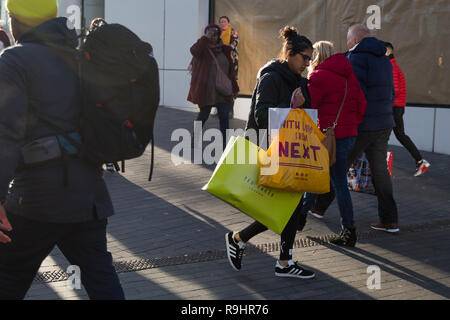 Leute, die in letzter Minute Christmas Shopping im Zentrum von Birmingham. Stockfoto