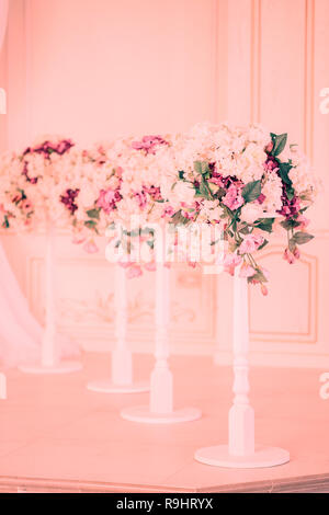 Hochzeit Blumen im Innenraum, schöne Einrichtung im Trend von 2019. Verschiedene Schattierungen der lebende Koralle Farben Stockfoto