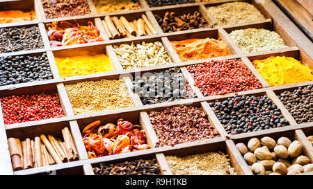 Sammlung bunte Mosaik Gewürze Sortiment im Holzkasten Veranstalter. Essen kochen Zutaten aus aller Welt indische asiatische zum Kochen Ori Stockfoto