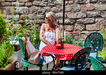 Warten auf Kaffee und Essen in einem Open-air-cafe​ in Hereford im Sommer 2013 Stockfoto