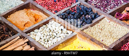 Sammlung bunte Mosaik Gewürze Sortiment im Holzkasten Veranstalter. Essen kochen Zutaten aus aller Welt indische asiatische zum Kochen Ori Stockfoto