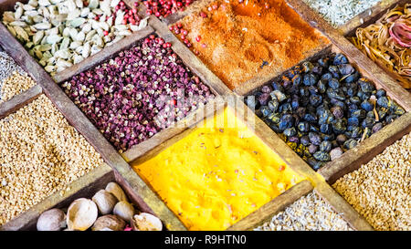 Sammlung bunte Mosaik Gewürze Sortiment im Holzkasten Veranstalter. Essen kochen Zutaten aus aller Welt indische asiatische zum Kochen Ori Stockfoto