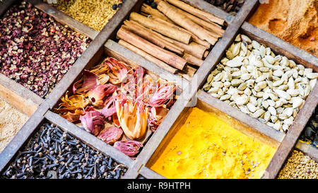 Sammlung bunte Mosaik Gewürze Sortiment im Holzkasten Veranstalter. Essen kochen Zutaten aus aller Welt indische asiatische zum Kochen Ori Stockfoto