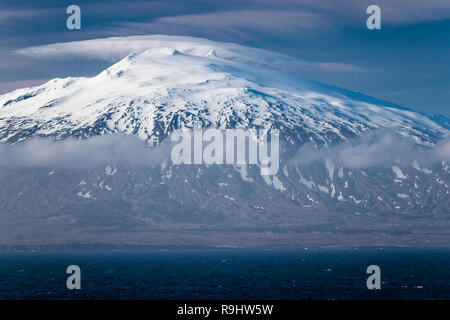 Ein Blick auf die schneebedeckten Berg Akrafjall von einem Kreuzfahrtschiff in der Nähe von Akranes in West Island, Europa. Stockfoto