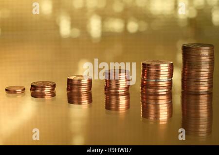 Geldmünzen stapelten sich auf einer glänzenden Oberfläche keine Menschen Stock Foto Stockfoto