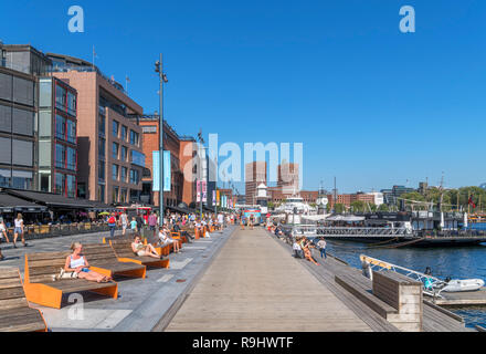 Stranden, in der Hafengegend mit Blick in Richtung Rådhusplassen und City Hall, Aker Brygge, Oslo, Norwegen Stockfoto