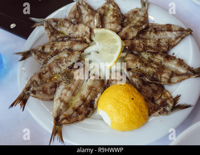 Kleinen gebratenen Fisch Vorspeise serviert mit Zitrone Stockfoto