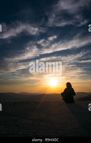 Ein junges Mädchen steht auf der Aussichtsplattform und bewundert die schöne Landschaft. Stockfoto