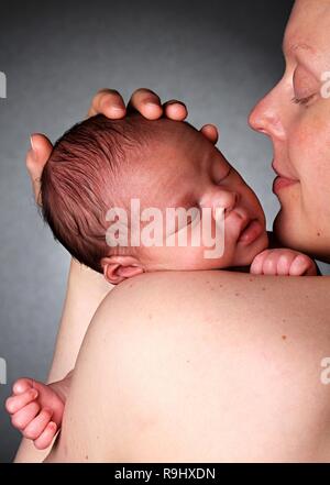 Baby mit Mutter nach einem guten Schlaf im Bett Auf Homestock Foto Stockfoto