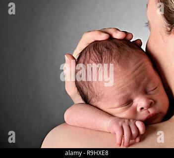 Baby mit Mutter nach einem guten Schlaf im Bett Auf Homestock Foto Stockfoto