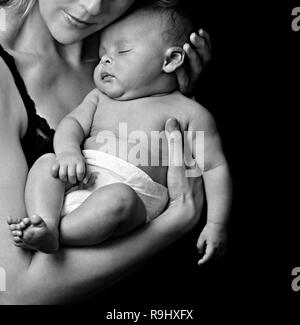 Baby mit Mutter nach einem guten Schlaf im Bett Auf Homestock Foto Stockfoto