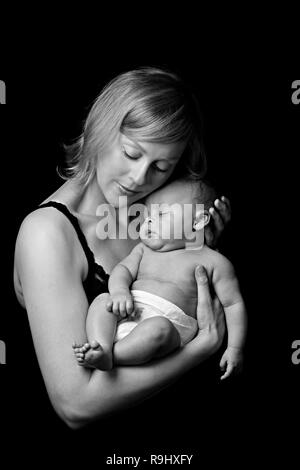 Baby mit Mutter nach einem guten Schlaf im Bett Auf Homestock Foto Stockfoto