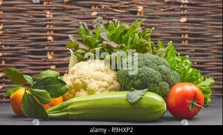 Satz von Gemüse. Frische bunte Gemüse aus ökologischem Anbau im rustikalen Stil, horizontale Nahaufnahme. natürliche Produkte aus dem Garten. Stockfoto