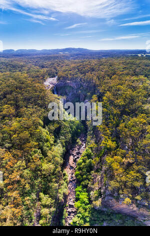 Tief erodierten Creek von Kangaroo Valley High in Budderoo National Park Sandstein Plato von Kangaroo Fluss Streaming als Carrington in Mio. gebildet Stockfoto