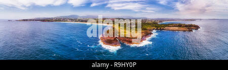 Pazifik Küste von Australien um Kiama Stadt und Bombo Steinbruch der sechseckigen Basalt pinnacle Felsen aus dem offenen Meer in weiten Antenne Panorama gesehen. Stockfoto