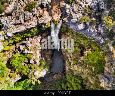 Zwei Streams von Carrington fallen auf Kangaroo Fluss fließen nach Kangaroo Valley in Budderoo National Park von oben von oben nach unten gesehen. Stockfoto