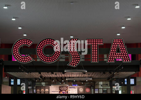 LONDON, Großbritannien - 15 November 2018: Costa Coffee Shop Anmelden rote Lichter Stockfoto