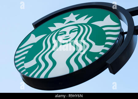 LONDON, GROSSBRITANNIEN, 13. NOVEMBER 2018: Starbucks Coffee shop Zeichen von unten fotografiert. Stockfoto