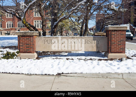 Purdue University Schild mit Schnee außerhalb Memorial Union, Purdue University Campus, West Lafayette, Indiana, USA Stockfoto