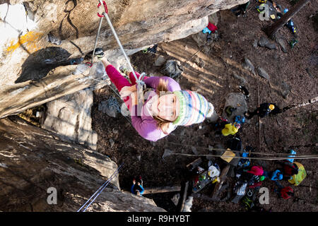 Rock - Kletterer Mädchen schreien vor Schmerzen hängend an einem Seil mit einem traurigen Gesicht beim Klettern auf einem Felsen Stockfoto