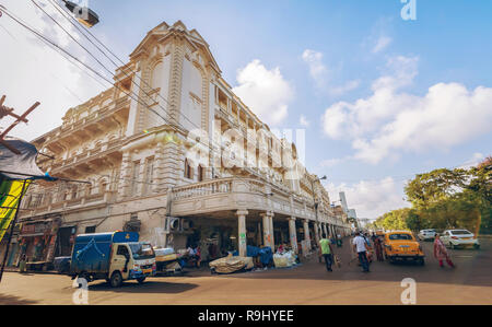 Koloniale Stadt historisches Gebäude, das Grand Hotel mit Blick auf den frühen Morgen City Road an der Esplanade von Kolkata, Indien. Stockfoto