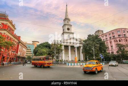 Stadt verkehr vor der alten St. Andrews Kirk (Kirche) an der Dalhousie Bereich von Kolkata am frühen Morgen bei Sonnenaufgang Stockfoto