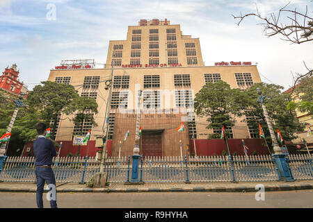 Junger Mann an die Reserve Bank of India Gebäude an der Dalhousie Bereich von Kolkata, mit Blick auf die City Road am frühen Morgen Stockfoto