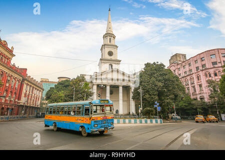 Stadt verkehr vor der alten St. Andrews Kirk (Kirche) an der Dalhousie Bereich von Kolkata am frühen Morgen bei Sonnenaufgang Stockfoto