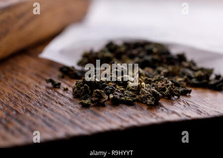 Traditionellen chinesischen Tee. Kaffee in ein spezielles Paket für die Zubereitung auf einem hölzernen Hintergrund. Close-up. Stockfoto