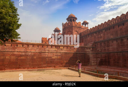 Männliche Touristen nehmen Foto des historischen Roten Fort in Delhi Indien. Stockfoto