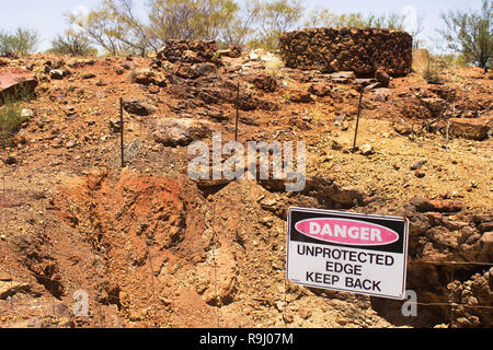 Die Gefahr, ungeschützte Flanke zurück Zeichen auf einem verlassenen Kupfermine in Outback Australien halten Stockfoto